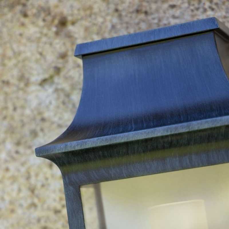 antike Wandlampe außen
